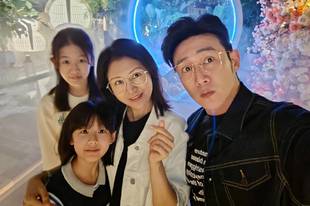 陆毅陪妻女过中秋 一家四口同框卖萌