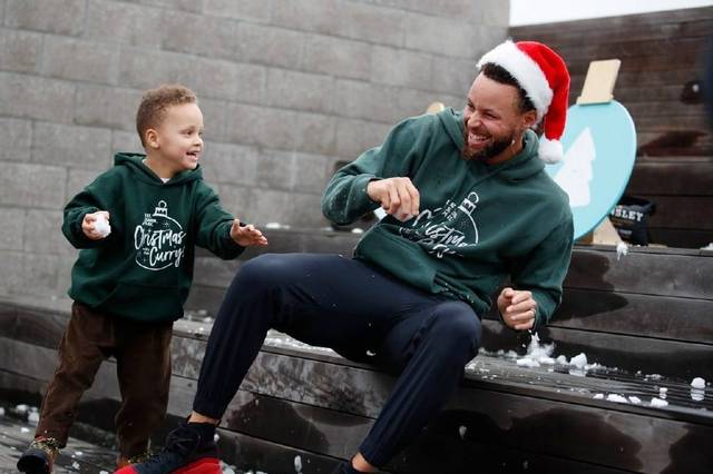 库里一家参加圣诞活动 小卡农打雪仗萌翻众人