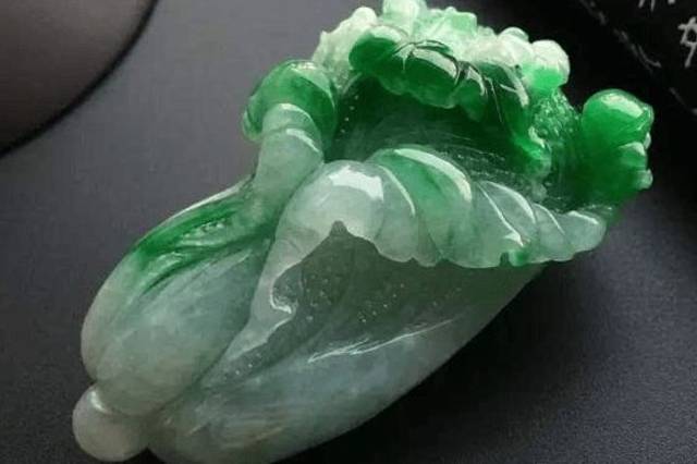 翡翠市场回暖：线上线下销量持续攀升，高品质翡翠价格翻番