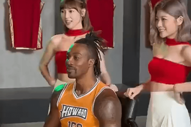 美媒晒霍华德与美女拍片:他连英语都不想说了