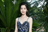 奶茶妹妹章泽天瘦一圈，穿低胸裙秀骨感体型