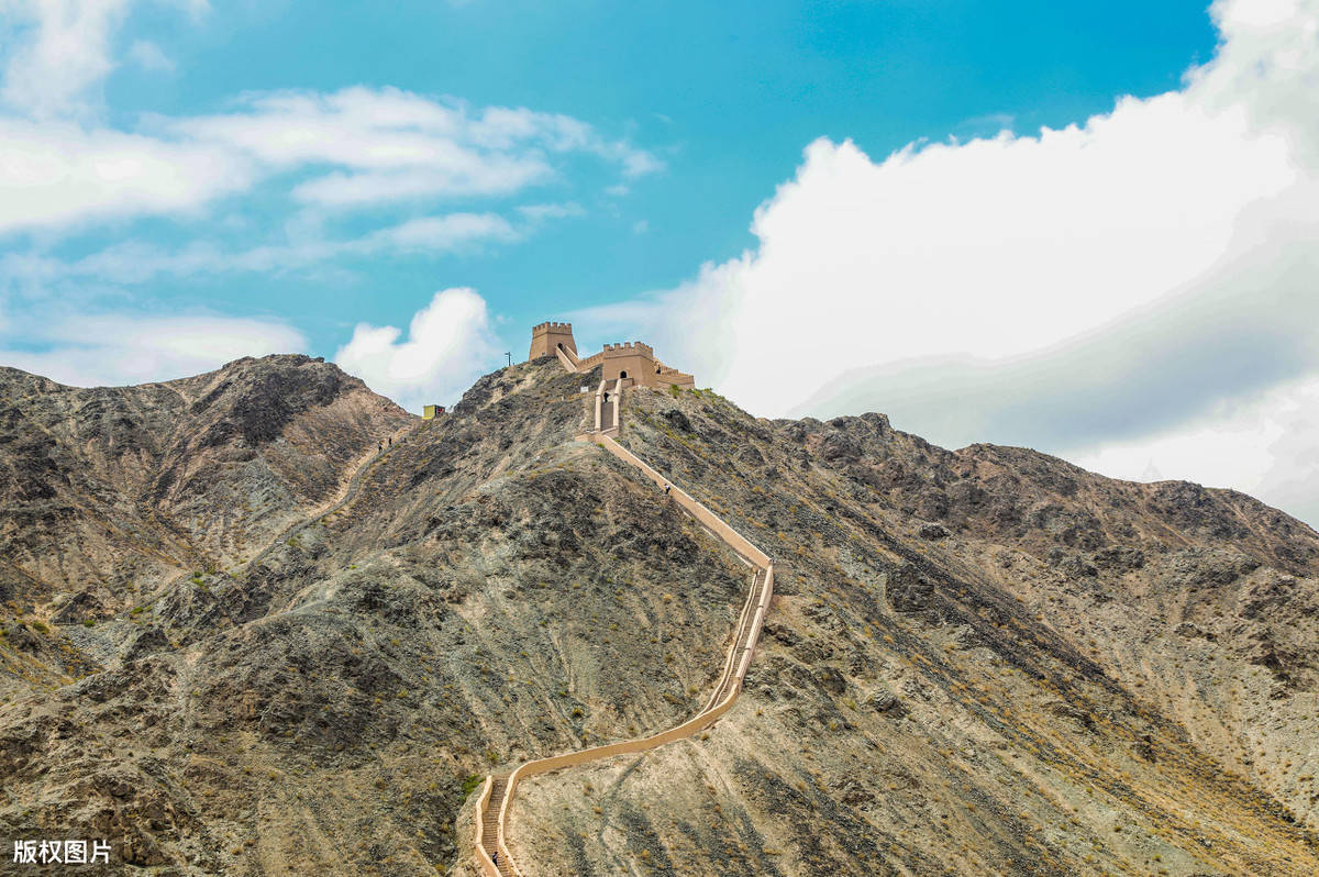 最心酸的长城:悬壁长城,城上尿骚味熏人,还刻满了字!