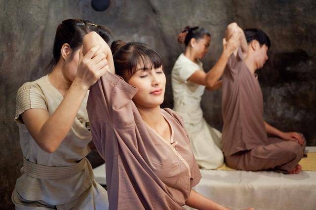 过程中你可能会被按摩师拗出各种造型,彻底的舒展你疲累的筋骨,放松