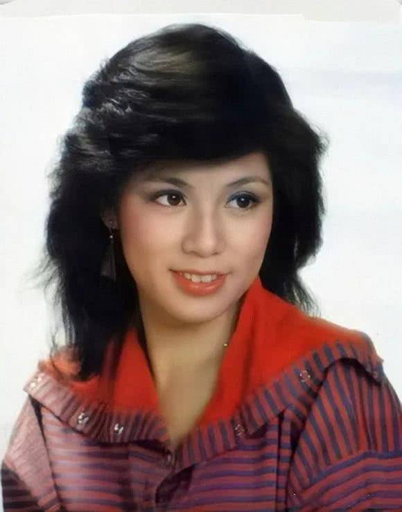 翁美玲逝世35周年,罕见美照曝光,生前为情所困去世后跟母亲合葬
