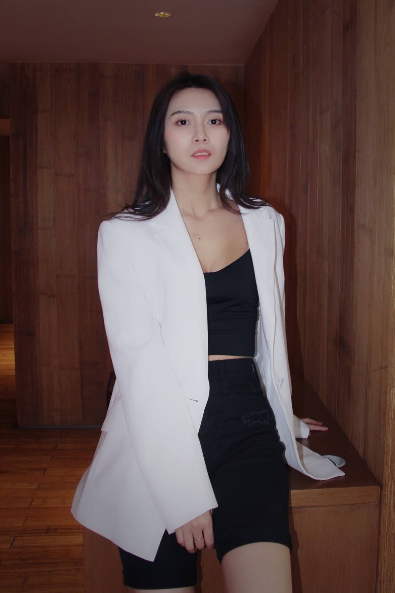 演员俞思远初夏街拍大片同款造型演绎可盐可甜不同女人味