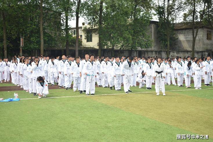 參與郫縣二中軍訓跆拳道教學任教