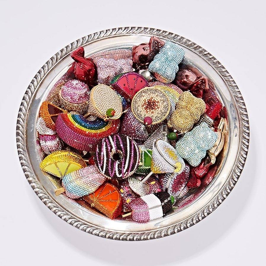 judithleiber推出rainbowsforheroes彩虹系列晚装包致敬医护英雄