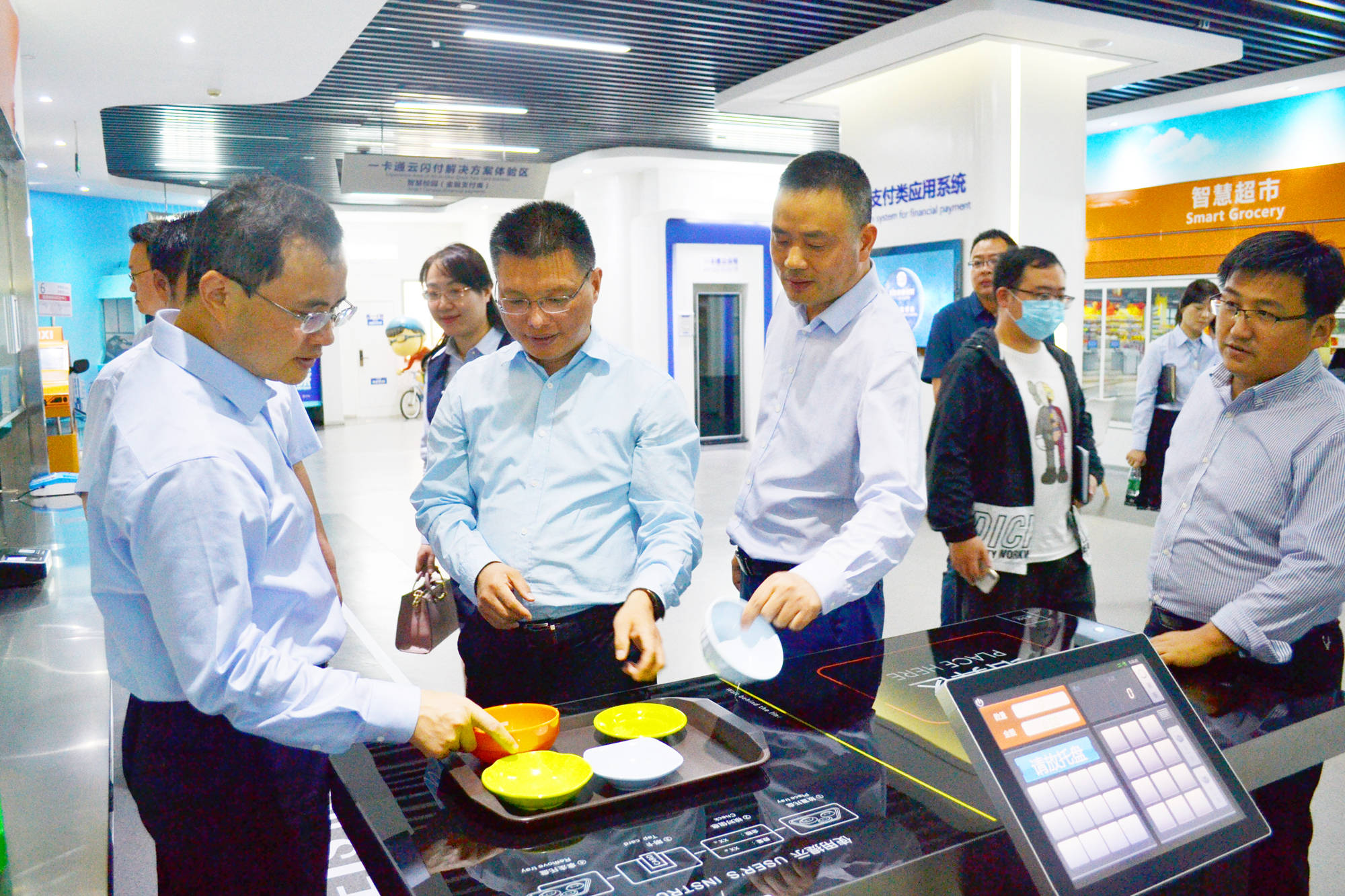 热烈欢迎农行安徽省分行党委书记,行长刘加旺一行莅临银通物联调研