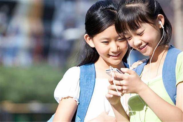 担心孩子早恋颜值高的孩子不管在哪里都是最受人关注的,特别是到了