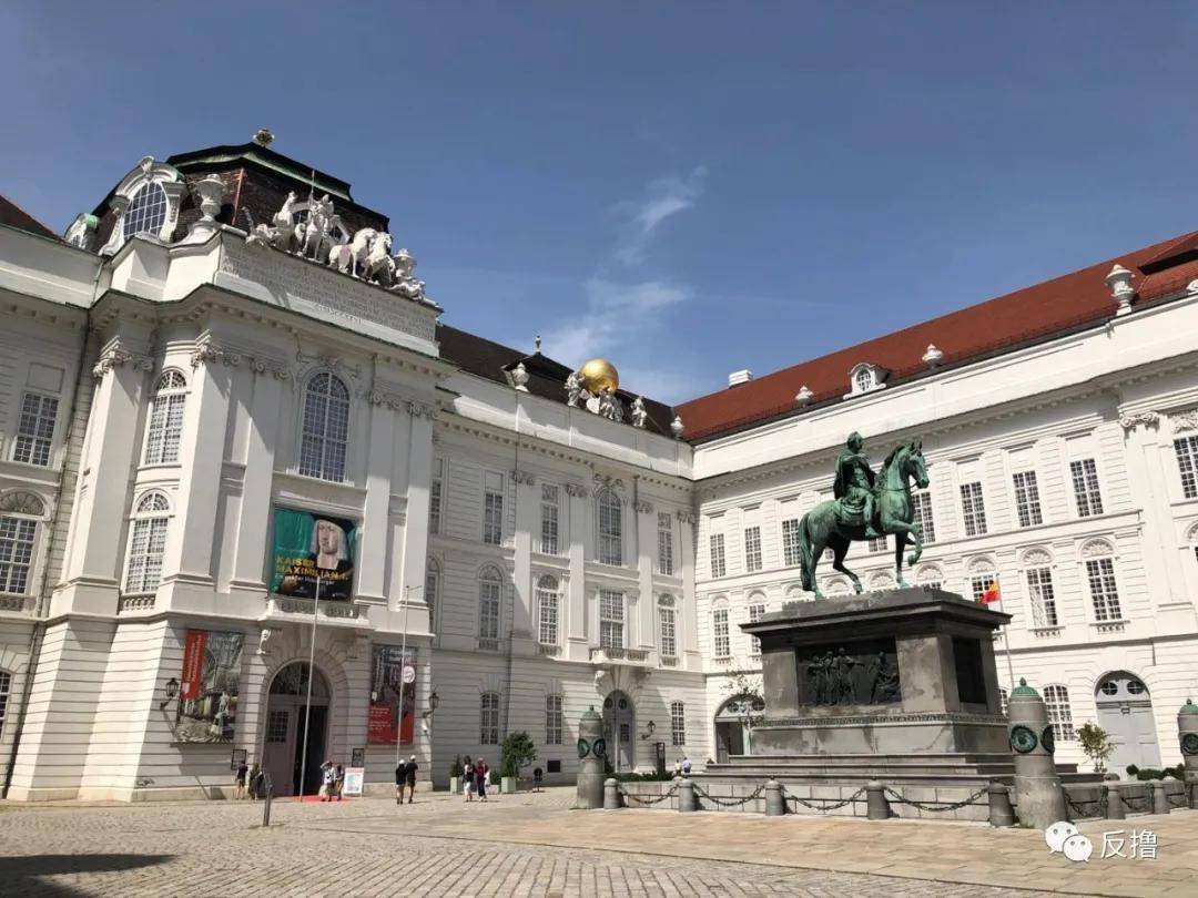 穿过一扇拱门,来到了霍夫堡(hofburg,这里曾经是奥地利哈布斯堡王朝