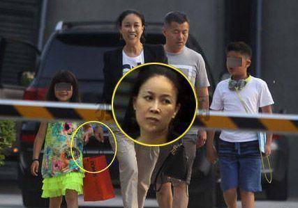 两人同为歌后,又是好姐妹,那英"儿女双全",她却3婚3离惹人怜