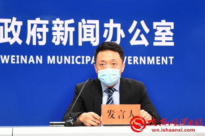 记者 王倩 摄市政府新闻办权磊主持新闻发布会.