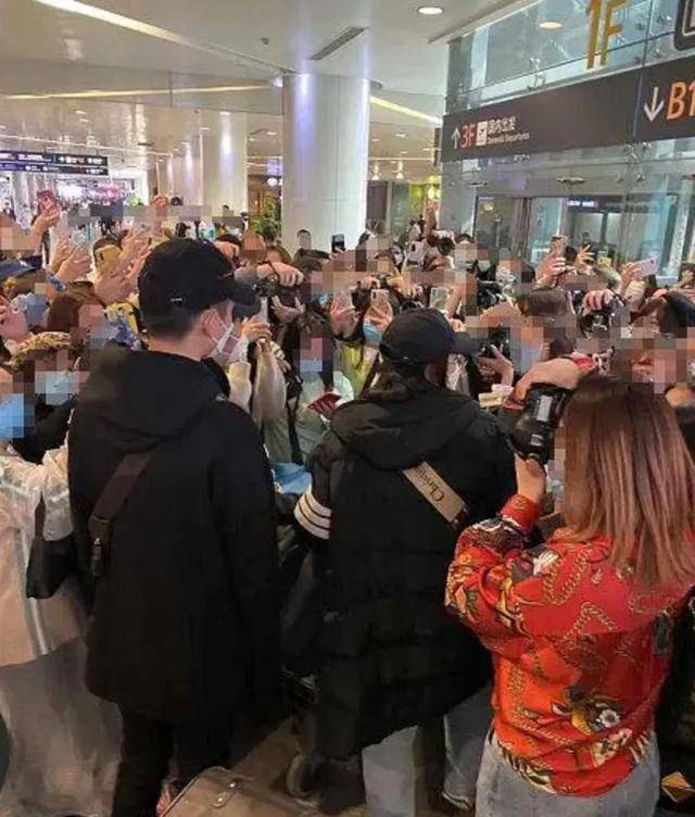 明星代拍为获暴利无所不用其极,是饭圈风气堕落还是人性丑恶?_机场