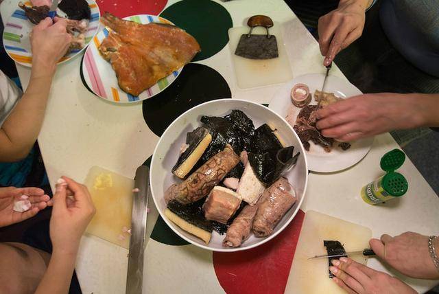 北极圈因纽特人的一日三餐看完终于明白这才是食物链顶端的人