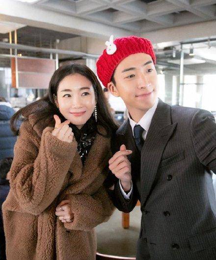 原创44岁崔智友产女催泪女神变幸福妈妈小9岁老公身份神秘