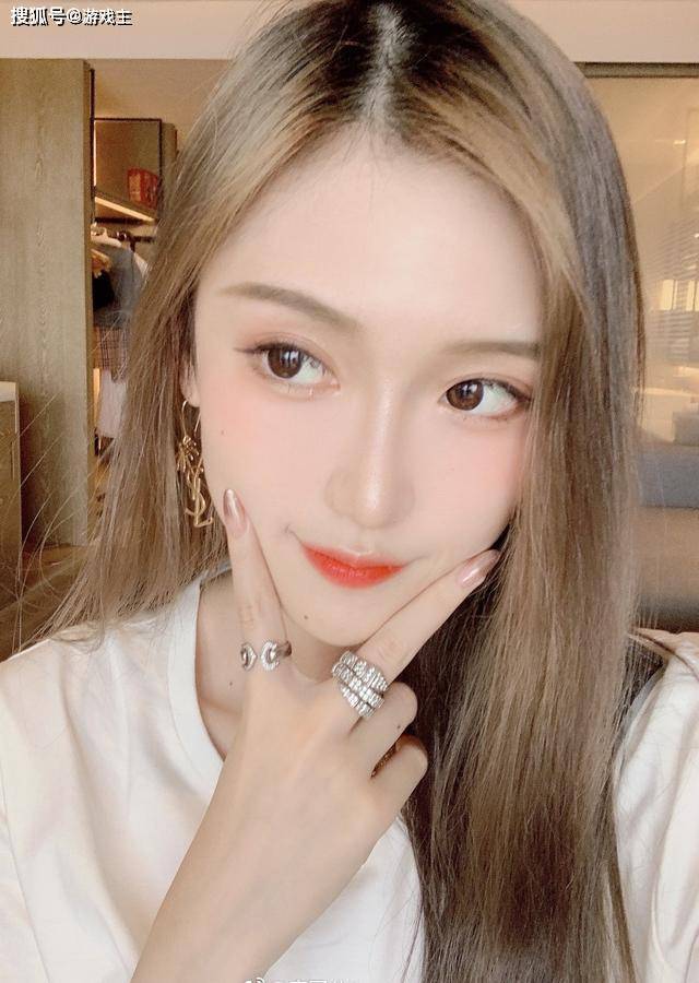 腐团儿夏季新照片上线一米三大长腿亮眼身边女友还香吗