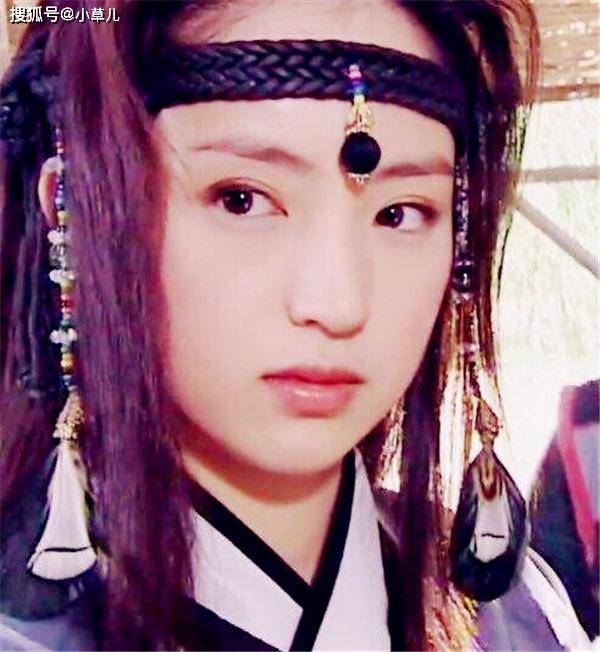 说到明星们的抹额造型,其实一般只出现在古装剧中,因为现代戏有些不