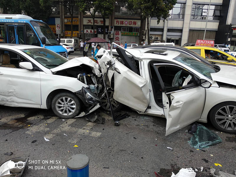 而近日,一场连环事故却让法系车"人设崩塌"了,这起事故发生在城市道路