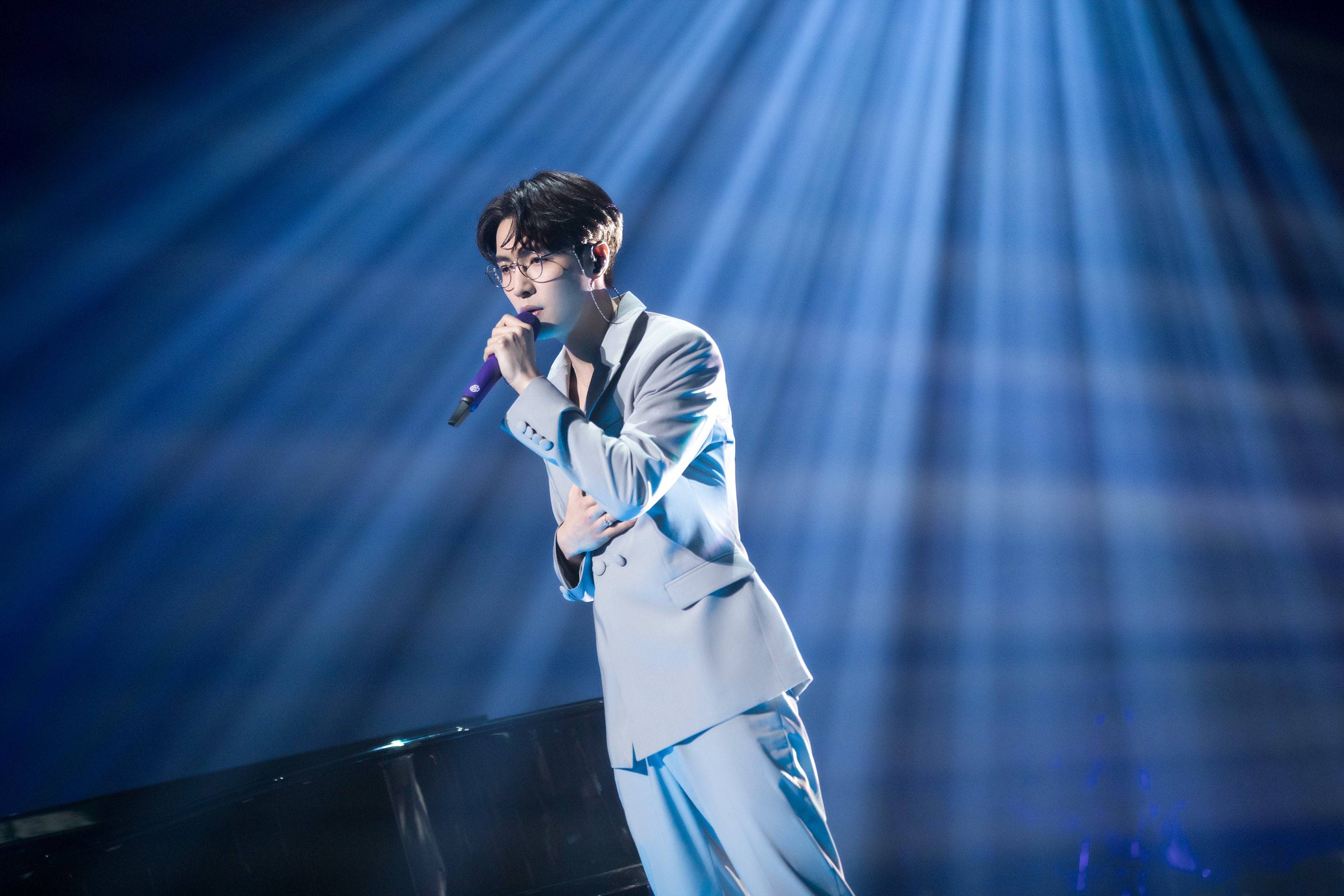 张艺兴钢琴弹唱《略过》惊喜满满 新专辑发行在即先行曲《玉》神秘引