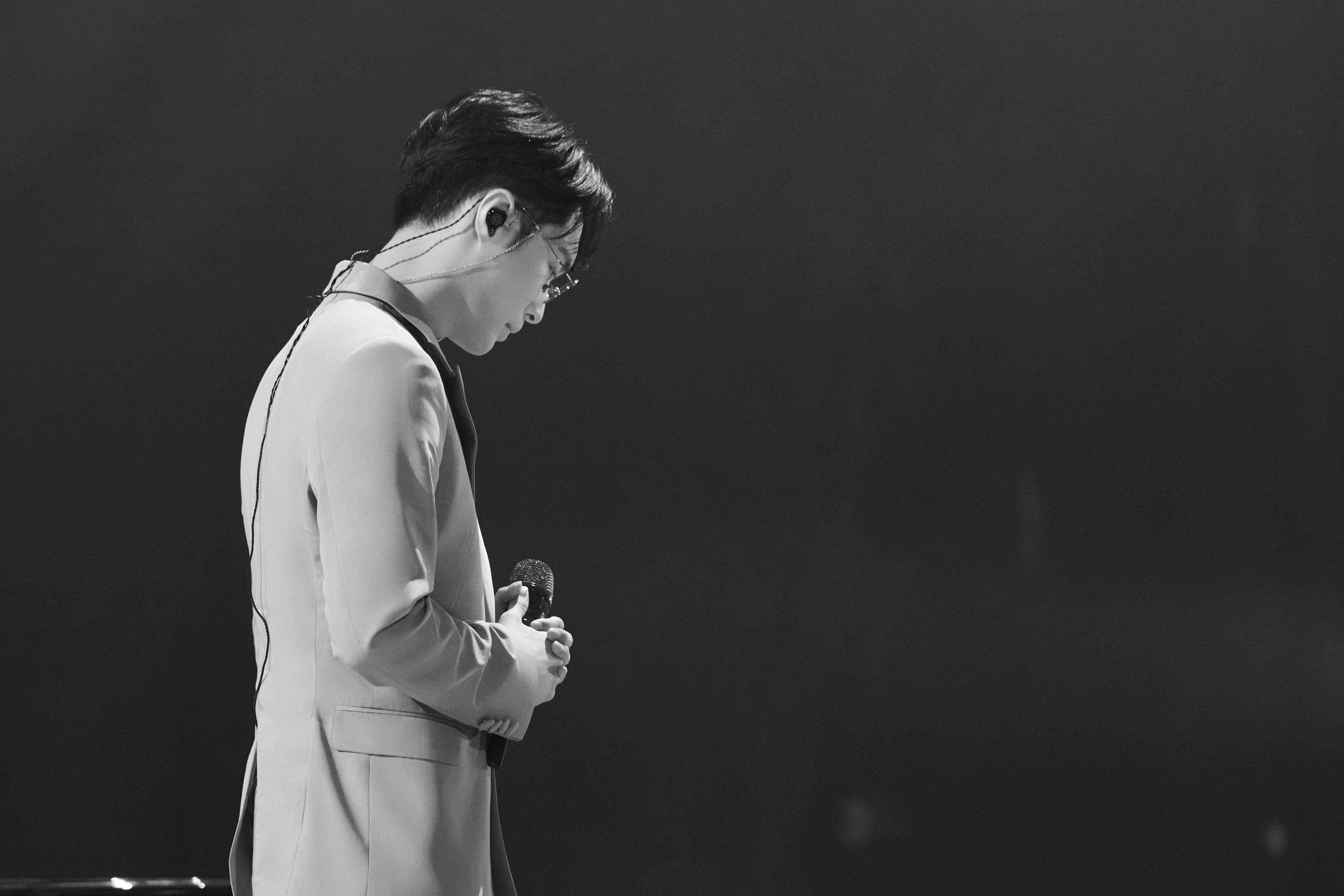 张艺兴钢琴弹唱《略过》惊喜满满 新专辑发行在即先行曲《玉》神秘引