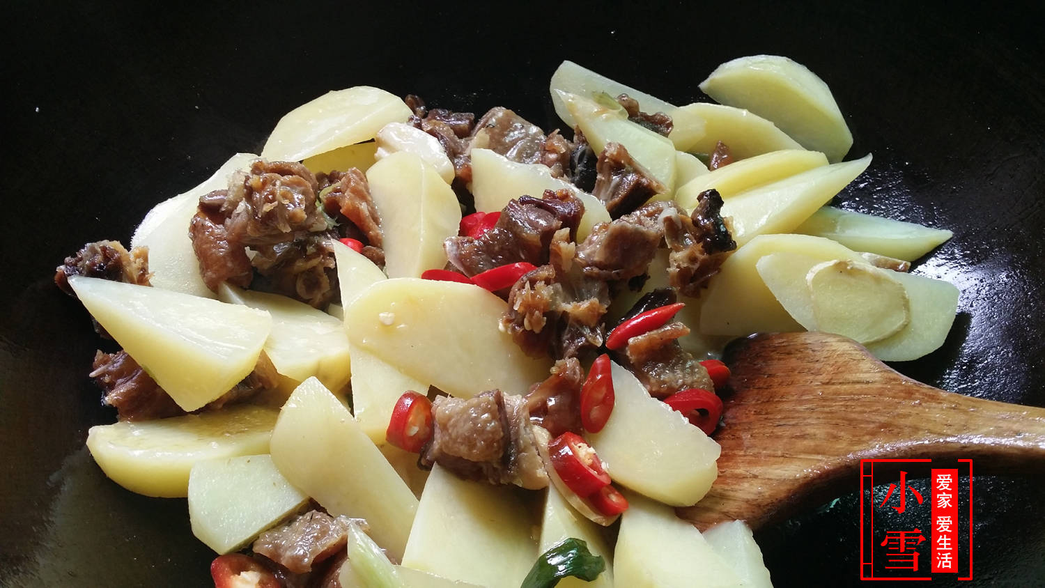 原创腊鸭焖土豆,食材简单又便宜,配上砂锅一炖,香味扑面而来