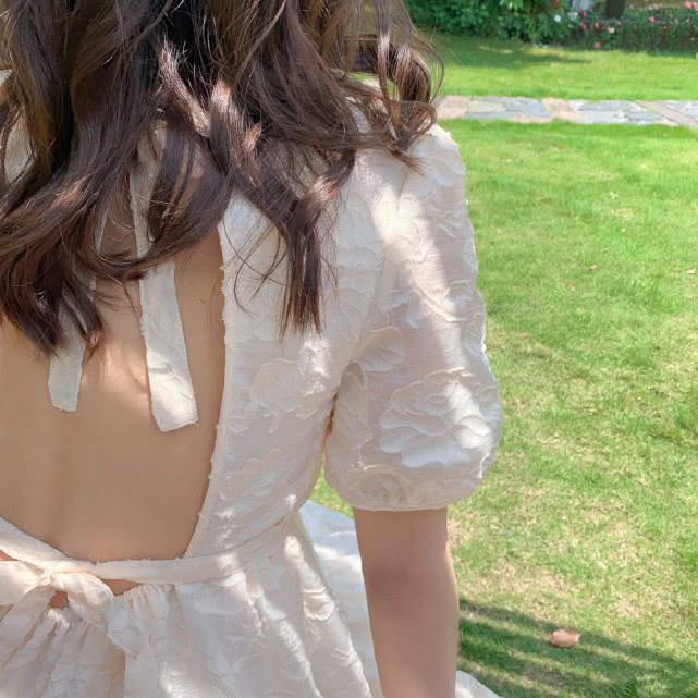 张子萱花园随拍,大方露美背左手婚戒抢镜,身材少女不像俩娃辣妈