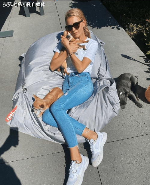 罗伊斯娇妻斯嘉丽骑马照,英姿飒爽