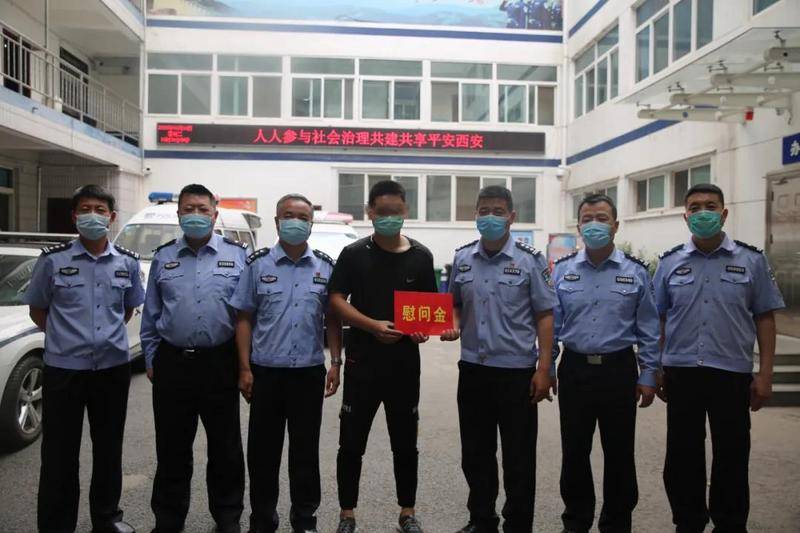 但在所里却是不折不扣的"老前辈",之前一直在刑警队工作,后来到了便衣