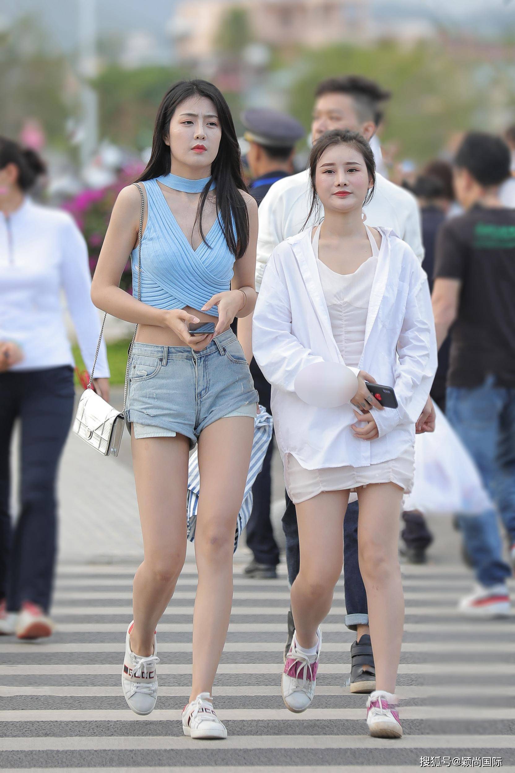 原创街拍小姐姐自然美牛仔短搭配娃娃衫比那些网红美多了