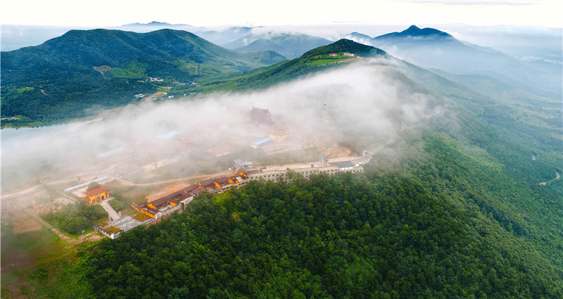 江苏溧阳瓦屋山:山在云中飘 人在画中游