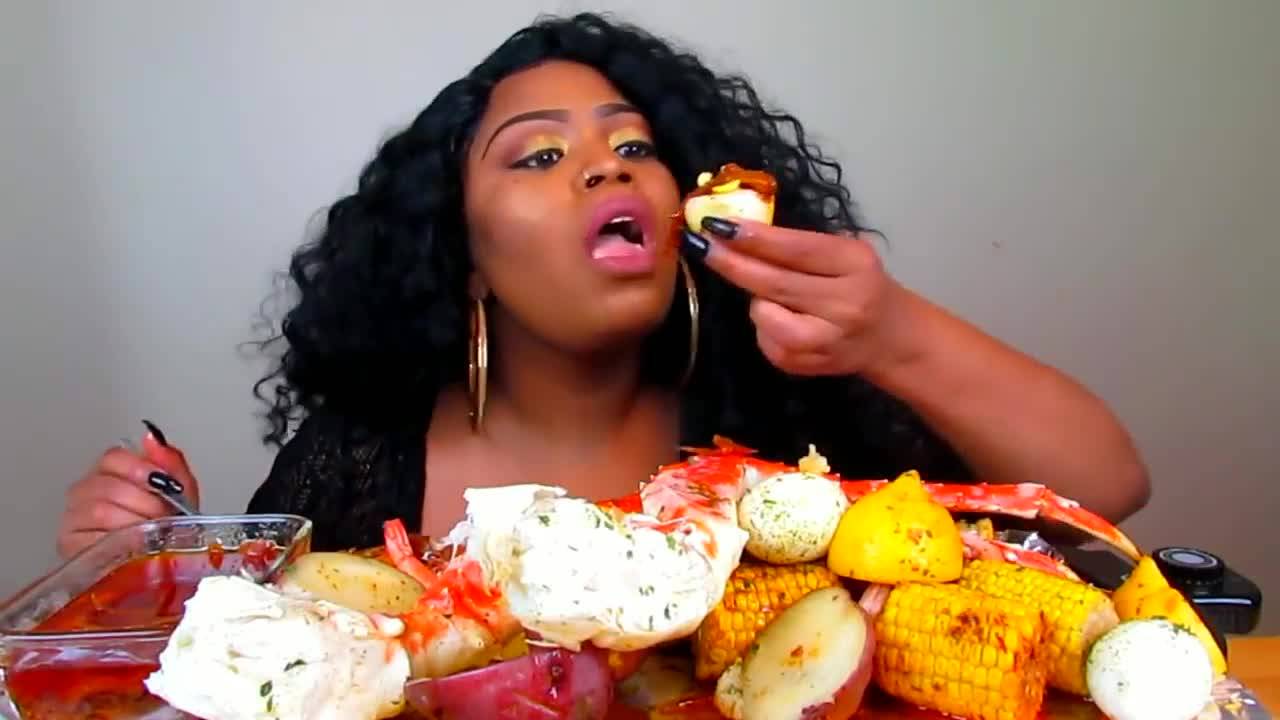 美国黑人吃播阿姨,吃帝王蟹腿一米土豆海鲜煮,天天吃海鲜啊