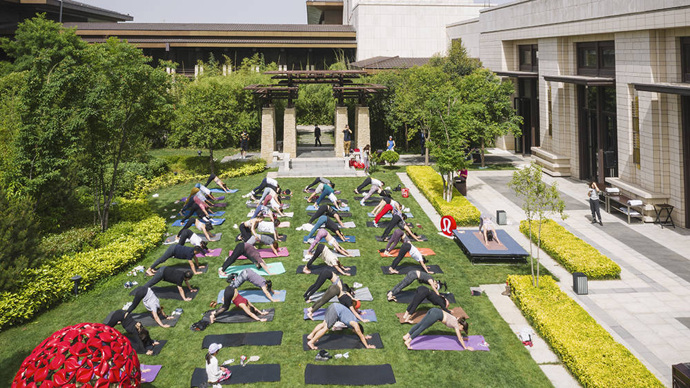 西安凯悦酒店携手lululemon举办户外草坪瑜伽活动_手机搜狐网