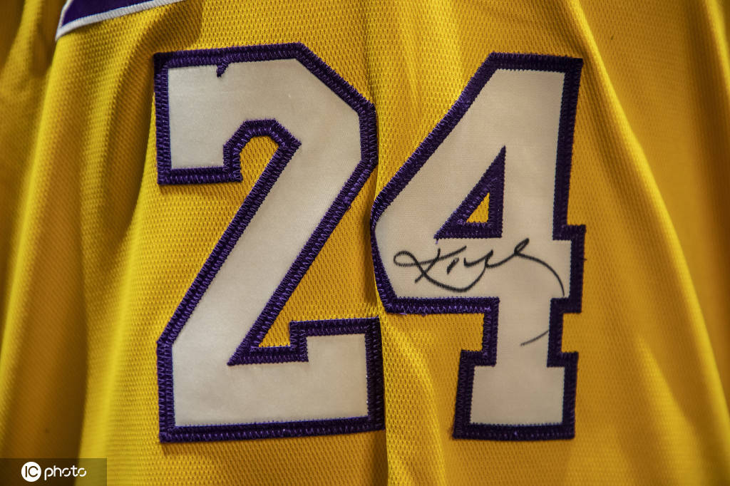 组图:科比签名品现身美国拍卖行 球衣球鞋出镜