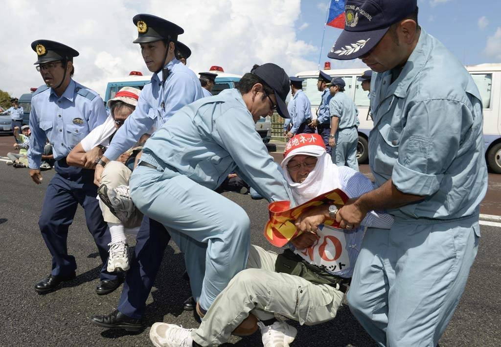 堂堂美军竟然持刀打劫,抢走冲绳民众700万,官方:严正抗议