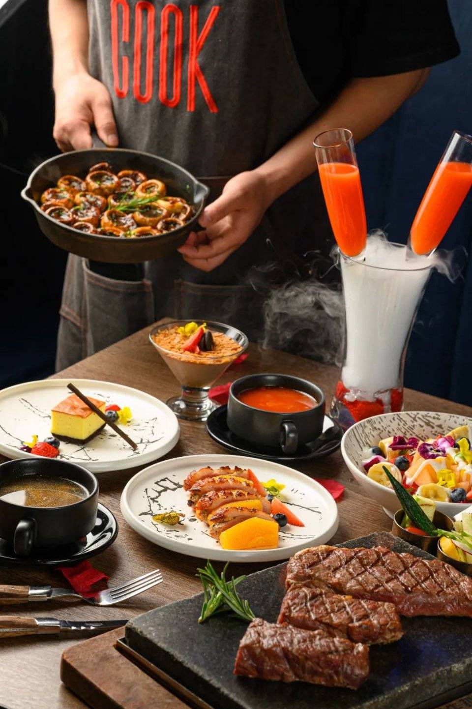 晚上是浪漫的烛光晚餐时间, 仪式感满满的西餐正适合~520来临之际,是