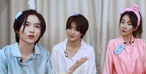 乃万太不注意小细节,陆柯燃在讲话时,她却全程盯着林凡的胸膛