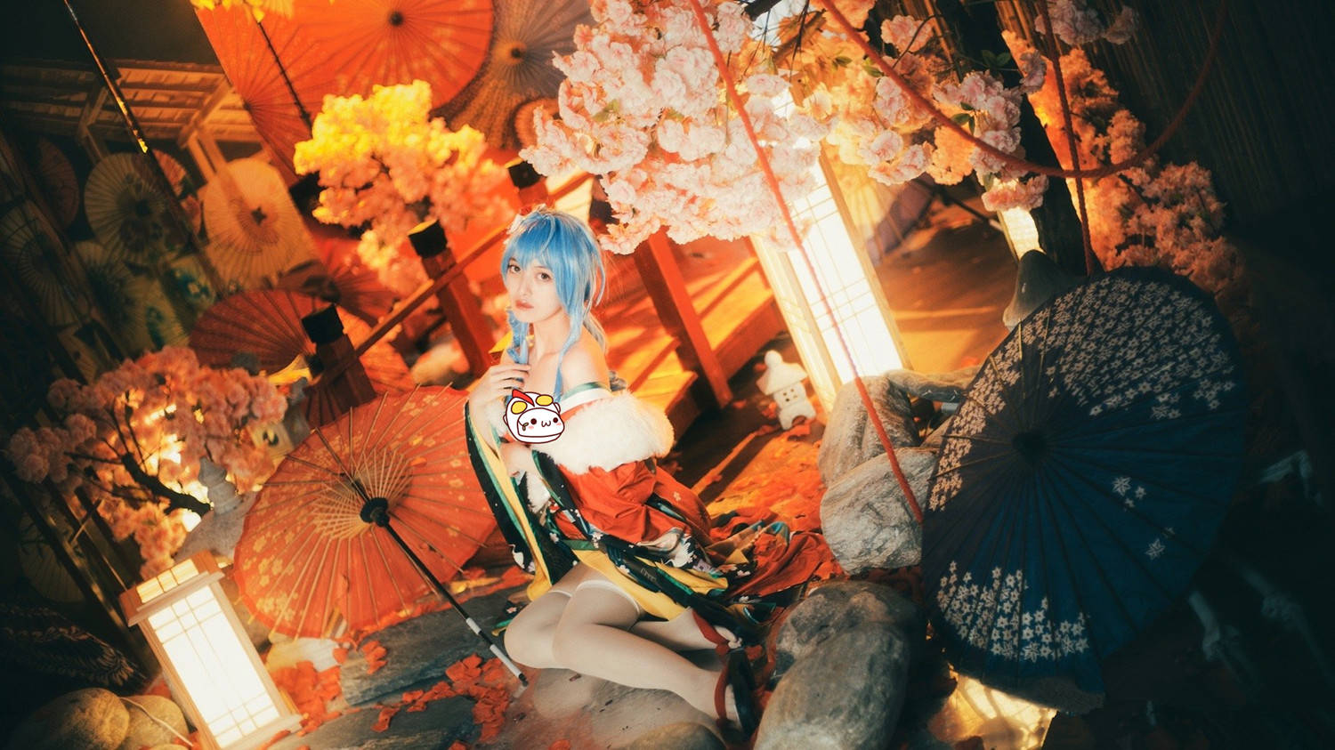 acg最靓cos第54期:露肩装白袜q弹少女,抬腿侧坐,目光挪不开