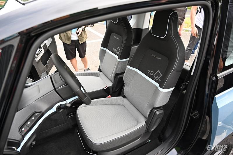 所以即便是e300车型,右侧的空间还是很富裕的,新宝骏为此推出了三座版