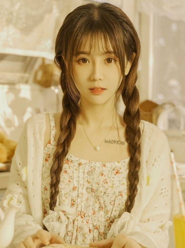 原创22岁杨清柠这么大胆?吊带裙靠细绳撑着,肩带下滑那刻我看呆了