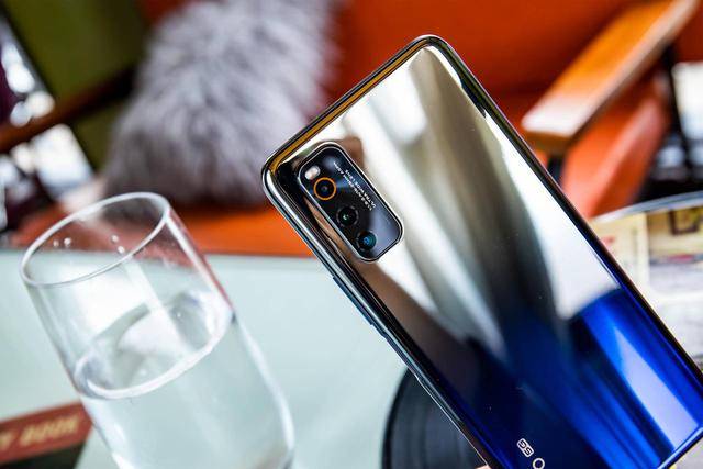 iqoo neo3可以记录下生活中的各种精彩时刻,因为其后置矩形相机模组中