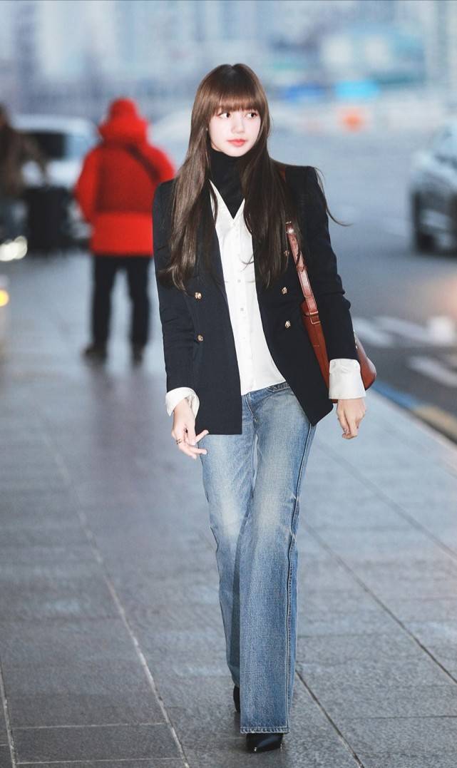这款牛仔裤属于阔腿裤一种,很显腿长,搭配高跟鞋更是提升了气质.