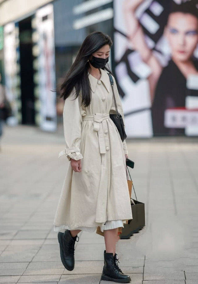 原创街拍,美女内搭是一款白色长裙,很显青春活力