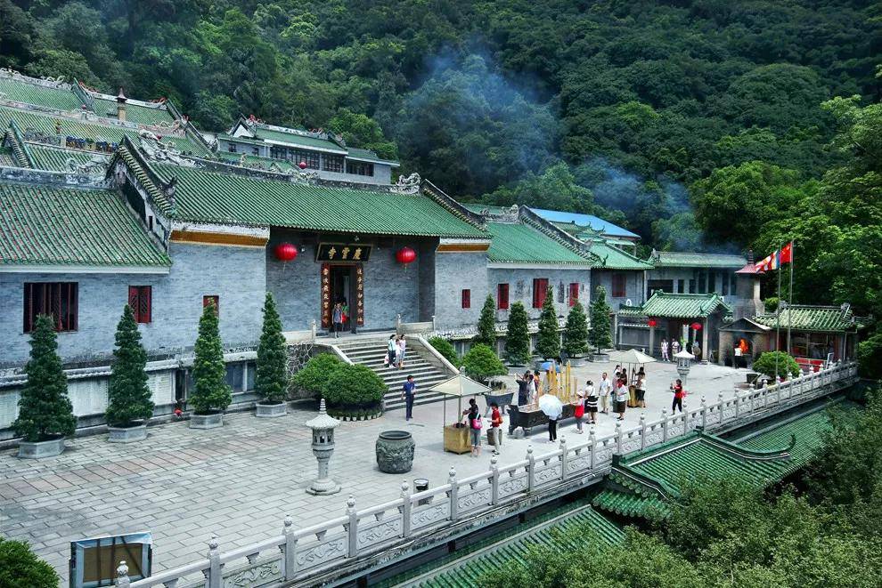 殿,内设东土祖师殿,伽蓝殿,三殿合而为一;第三层中正堂;第四层毗卢殿