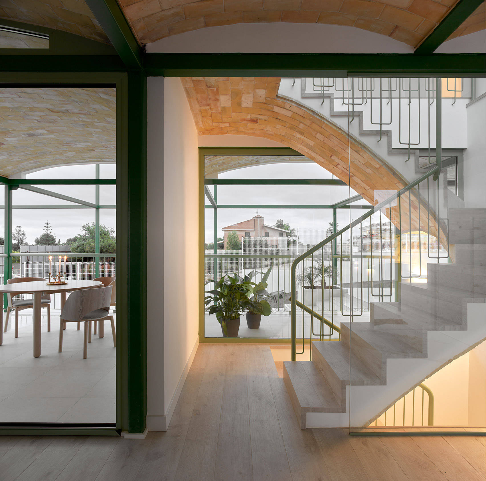 砖拱顶住宅设计|落地窗玻璃房,融入大自然的山峦田野