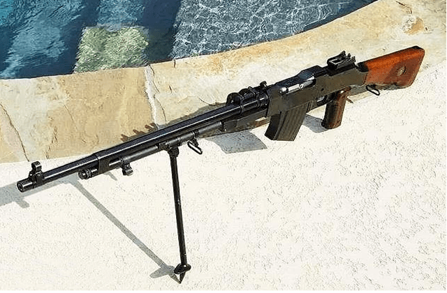 m1930轻机枪:美国人打造的机枪,性能跟zb-26轻机枪大庭相径,有些甚至