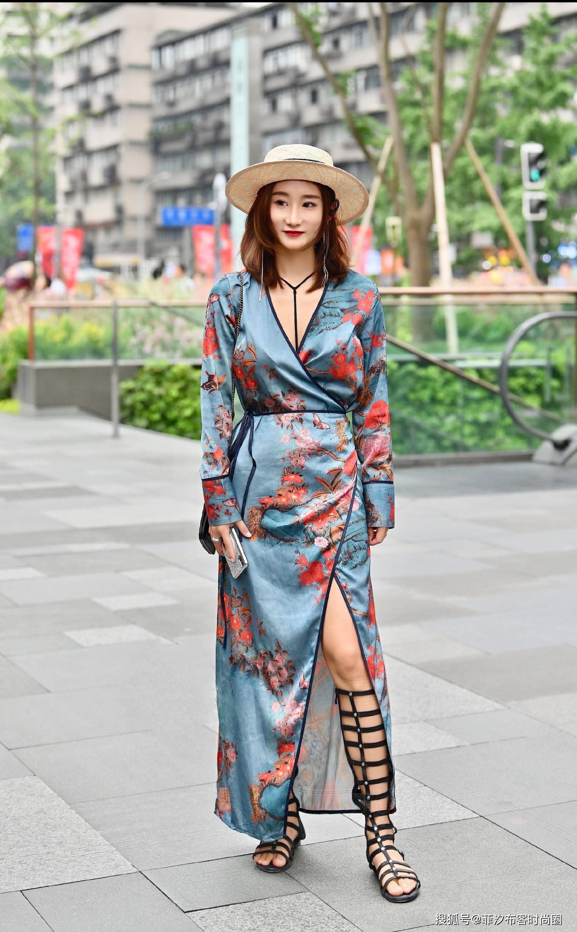 真丝裙丝滑又轻柔,格外飘逸,还能展现高雅的气质