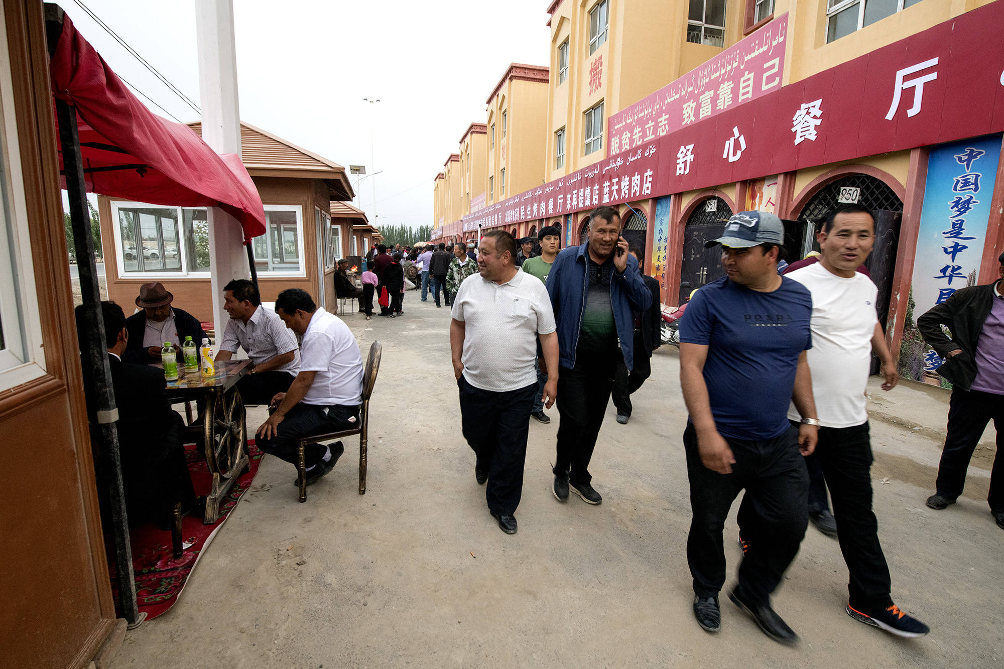 麥蓋提縣克孜勒阿瓦提鄉易地扶貧搬遷農民有了自己的夜市