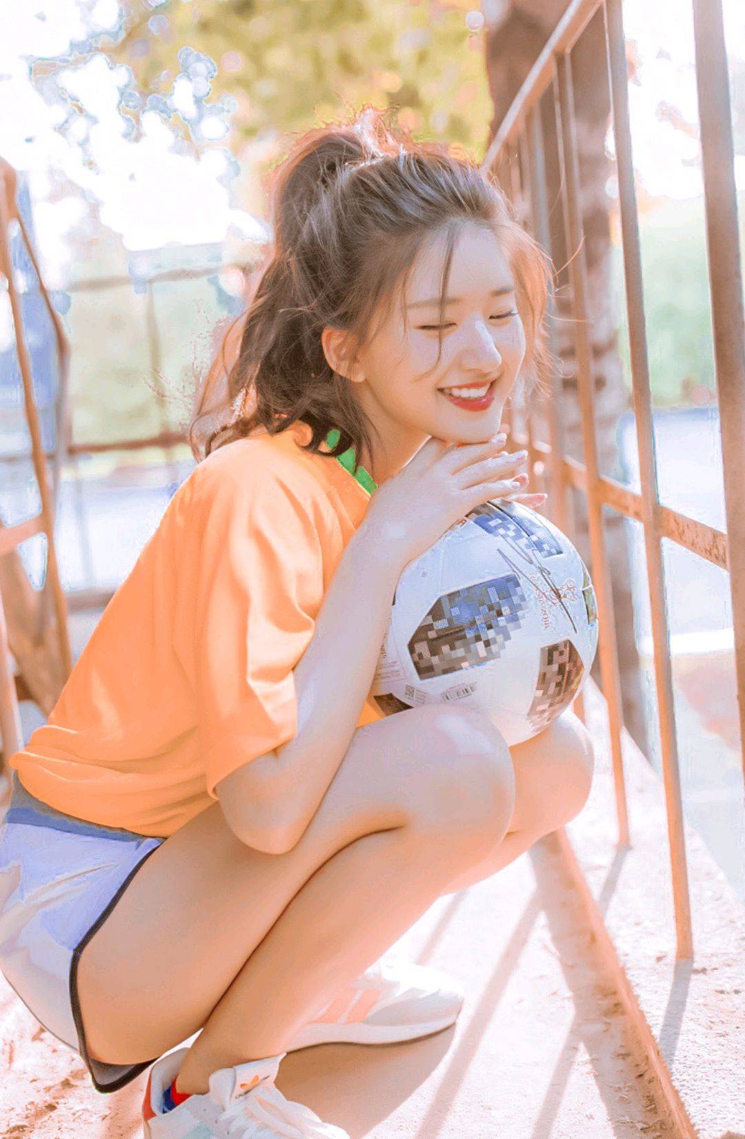 赵露思是瘦了吗?身穿橙色t恤配灰色热裤,穿运动装也难掩好身材