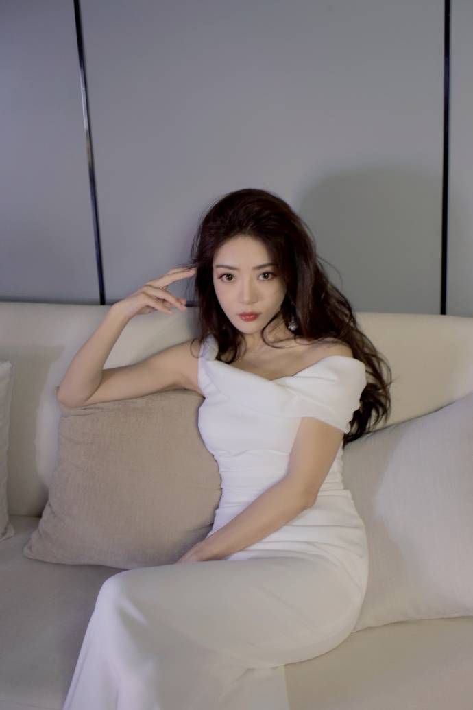 邓家佳身材真绝穿这么紧的白裙也不见一丝赘肉腰臀比羡煞众人