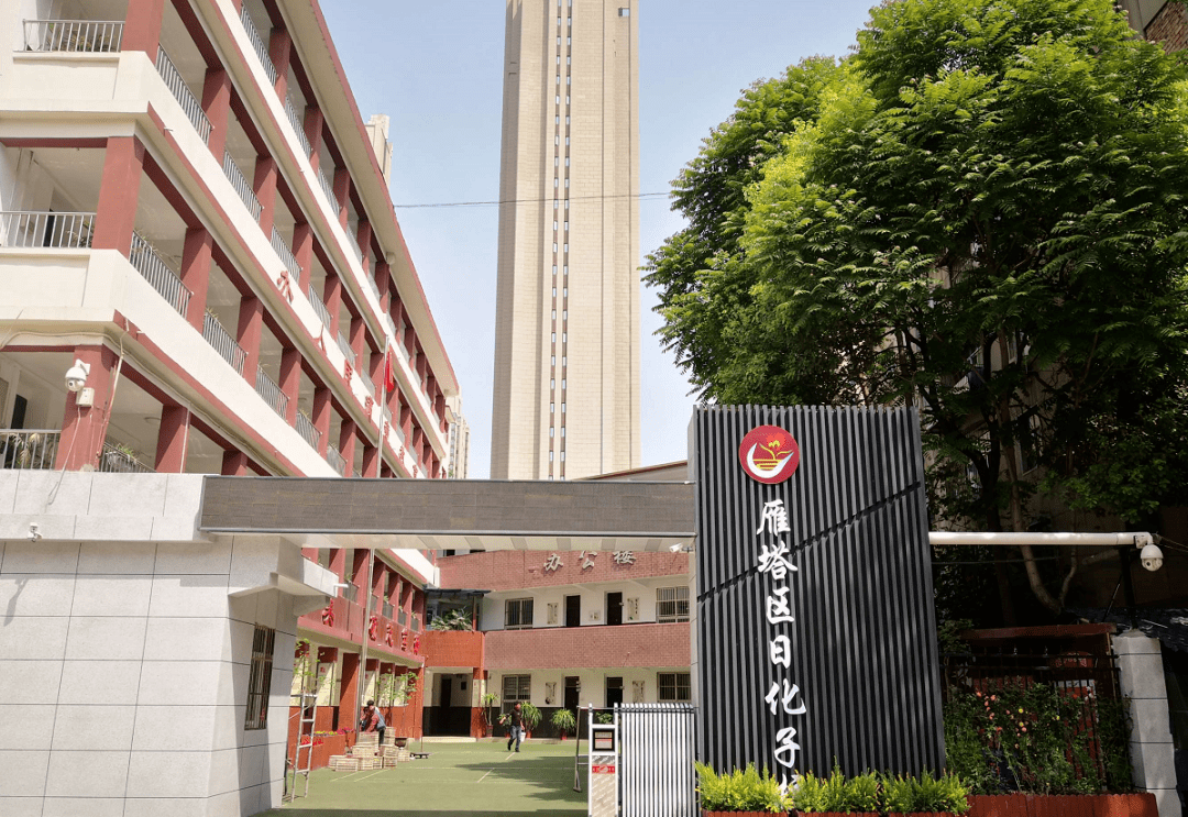 在大寨路西段,大寨小学,3507小学也都是巴掌大,大寨小学在2019年由土